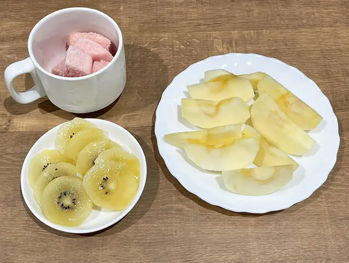 カットしたキウイ、リンゴとスイカを並べる写真（撮影：grapeフード編集部）
