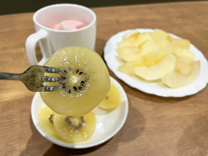 キウイを食べる写真（撮影：grapeフード編集部）