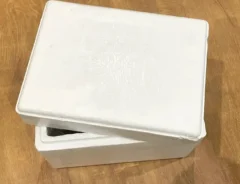 発泡スチロールの蓋をずらして閉めた写真（撮影：grapeフード編集部）