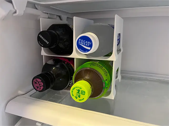 玄関にセリアのペットボトルラックの写真（撮影：grapeライフハック編集部）