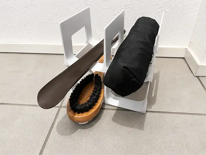 玄関にセリアのペットボトルラックの写真（撮影：grapeライフハック編集部）