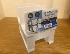 玄関にセリアのペットボトルラックの写真（撮影：grapeライフハック編集部）