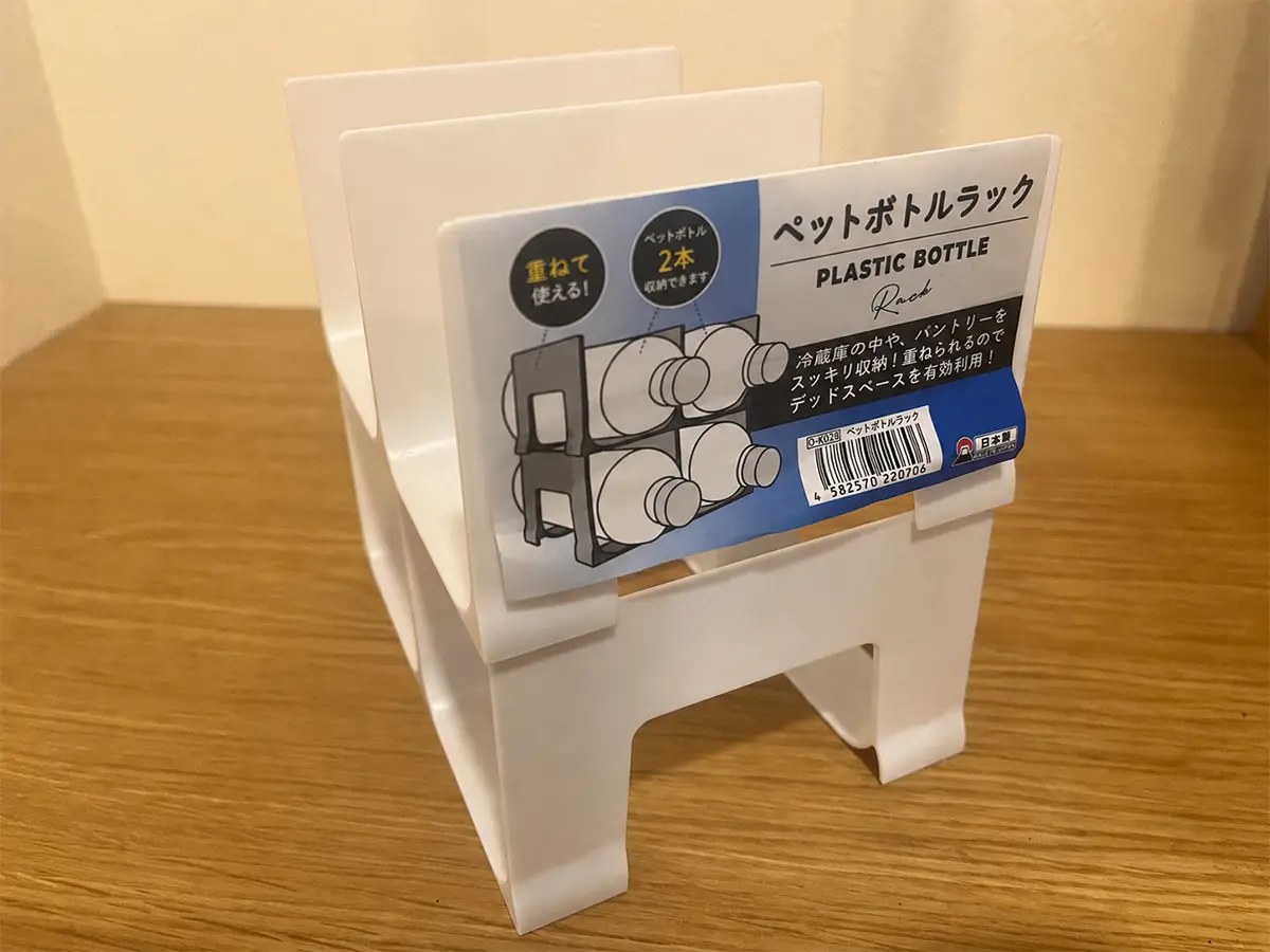 玄関にセリアのペットボトルラックの写真（撮影：grapeライフハック編集部）