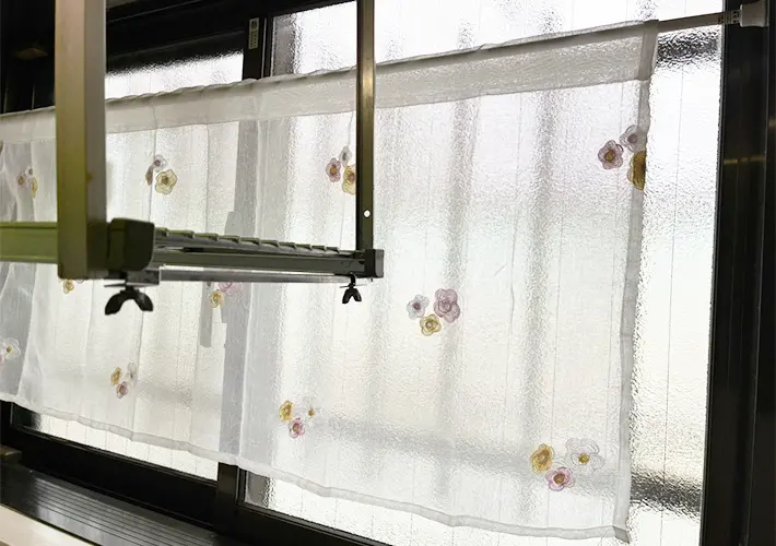 レースカーテンの写真（撮影：grapeライフハック編集部）