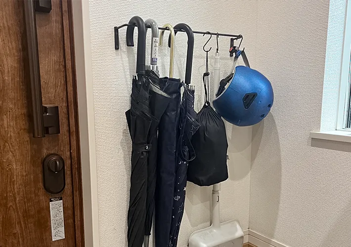 『アイアンバー』と傘やヘルメットの写真（撮影：Classy Life）