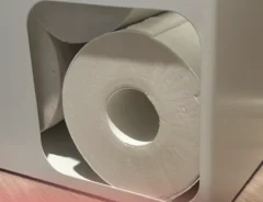 トイレットペーパー収納の正解かも…！　「袋ごと直置きしない」「自動でロールが降りてくる」便利ストッカーがこちら！