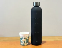 エアコンが効いたオフィスで？　飲むタイミング失う『隠れ脱水』を解決！　目盛りつきボトルに「習慣が変わった」「余裕で1日2リットル飲める」