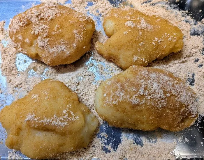 きな粉をまぶしている様子（撮影：grapeフード編集部）