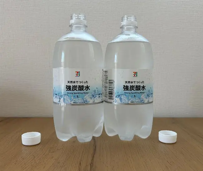 炭酸水のボトル2本（撮影：grapeフード編集部）