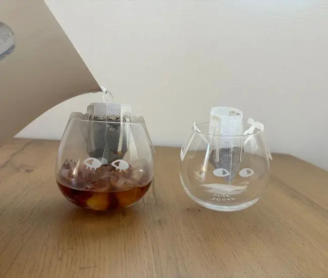 お湯を注いでいる様子（撮影：grapeフード編集部）