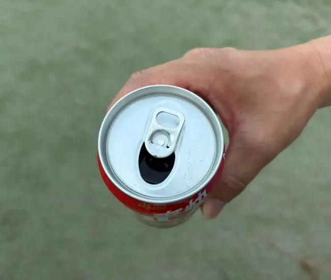 缶を持っている様子（撮影：grapeライフハック編集部）