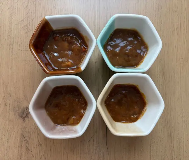 見た目を比較している様子（撮影：grapeフード編集部）