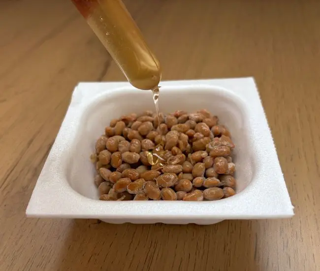 納豆にハチミツを加える（撮影：grapeフード編集部）