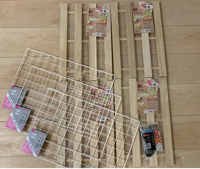 『すのこ』と『ワイヤーネット』を用意する（grapeライフハック編集部）