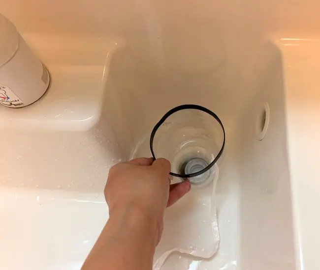 ペットボトルを排水口に差し込む（撮影：grapeライフハック編集部）