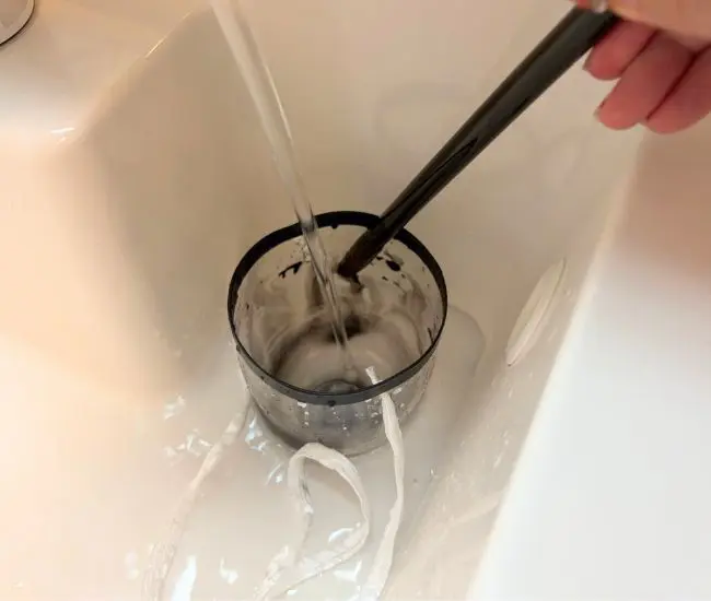 ペットボトルの中で筆を洗う（撮影：grapeライフハック編集部）