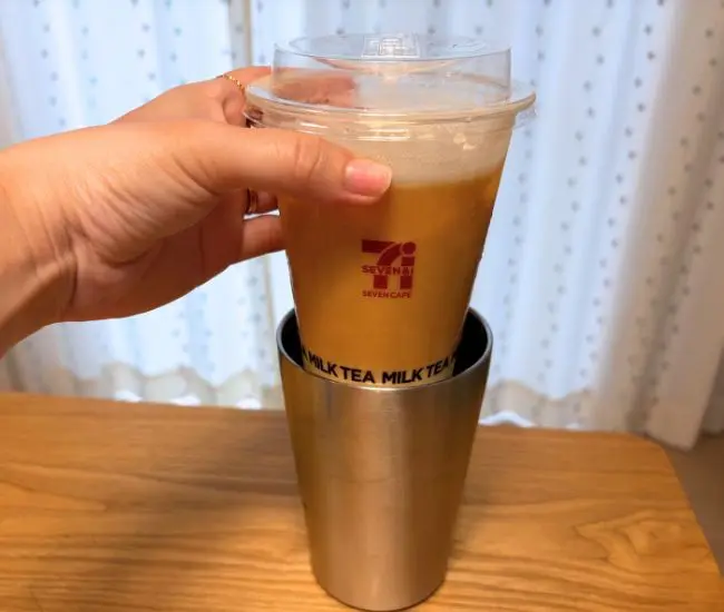 カップを入れる様子（撮影：grapeライフハック編集部）