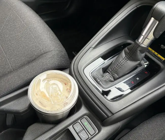 車のドリンクホルダーに入れた様子（撮影：grapeライフハック編集部）