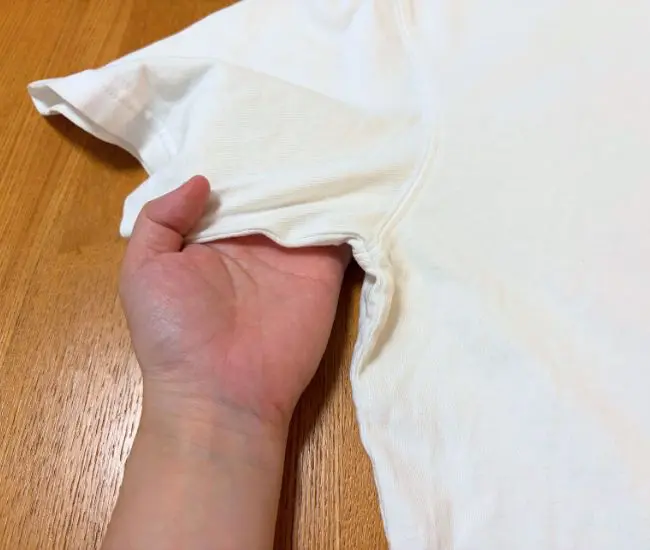 Tシャツの脇（撮影：grapeライフハック編集部）
