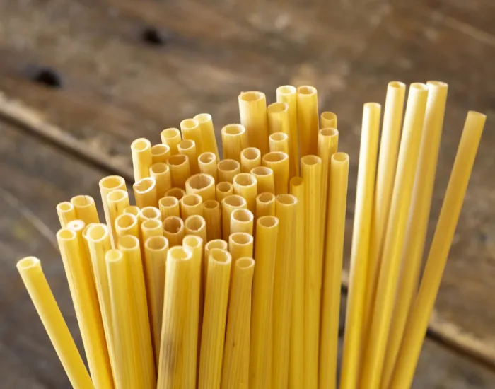 大量のストロー