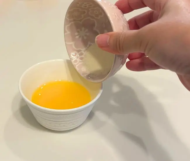 ゼラチンを入れる様子（撮影：grapeフード編集部）