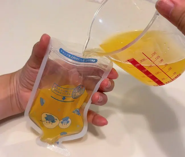 パウチに入れる様子（撮影：grapeフード編集部）