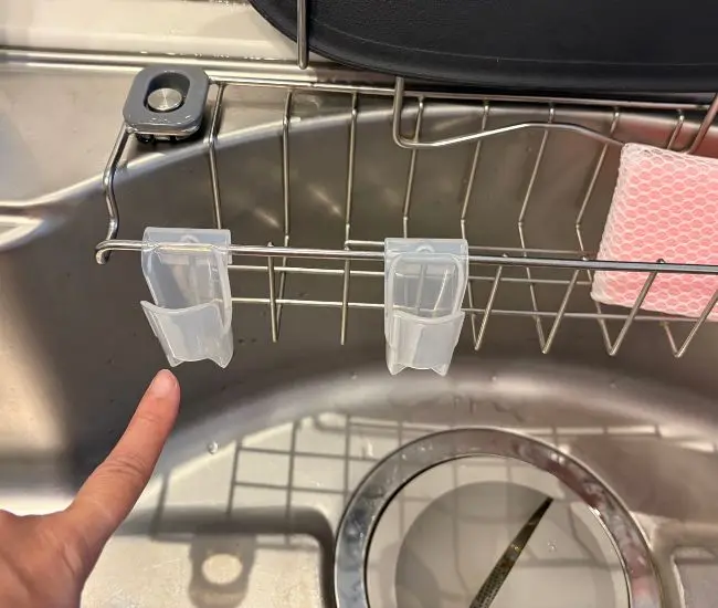 水切りラックに引っ掛ける（撮影：grapeライフハック編集部）