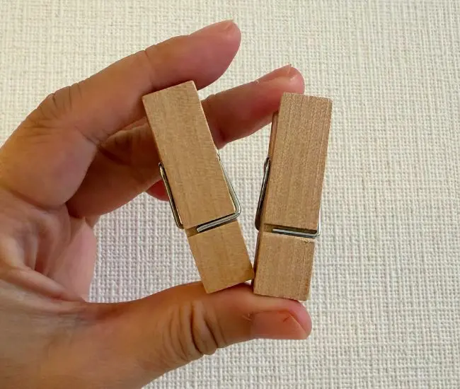 クリップを持っている様子（撮影：grapeライフハック編集部）