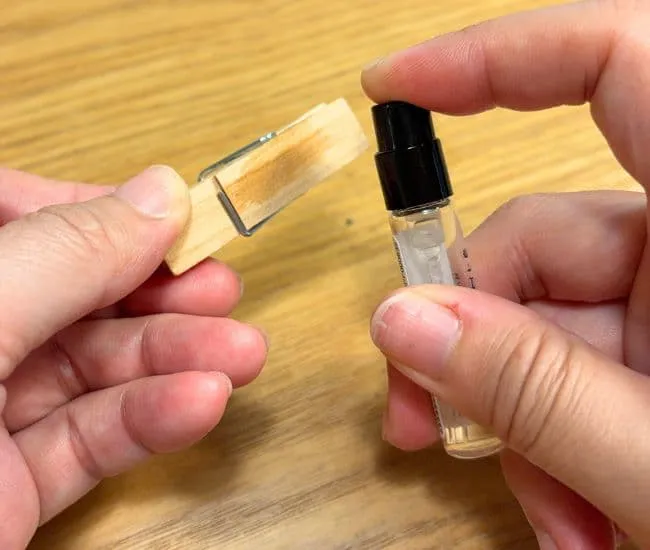 クリップに香水を吹きかける様子（撮影：grapeライフハック編集部）