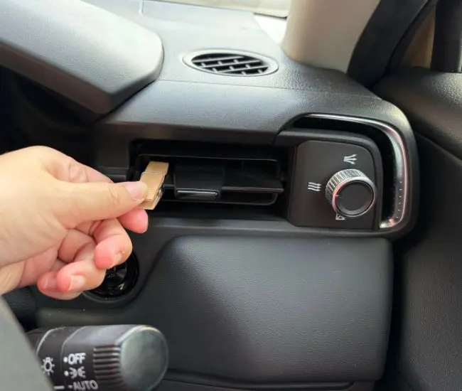 車のエアコンの吹き出し口に設置する様子（撮影：grapeライフハック編集部）