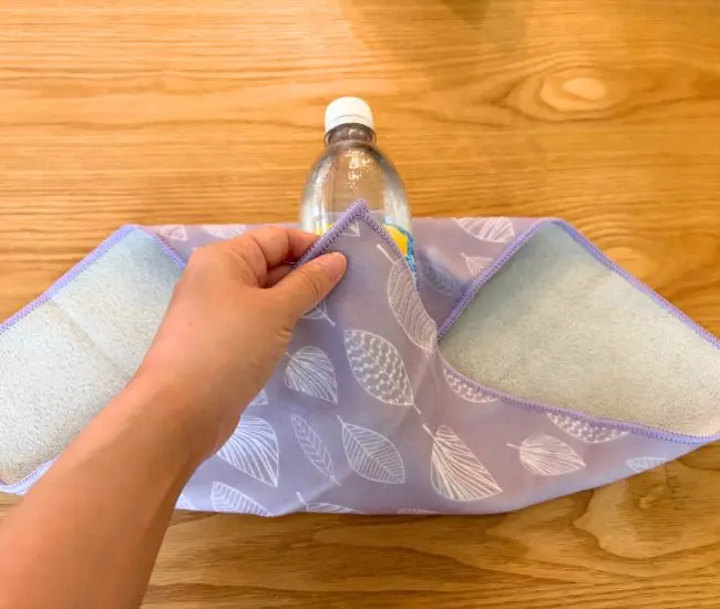 ペットボトルを包む様子（撮影：grapeライフハック編集部）