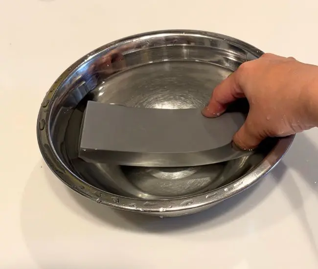 スポンジに水を含ませる様子（撮影：grapeライフハック編集部）