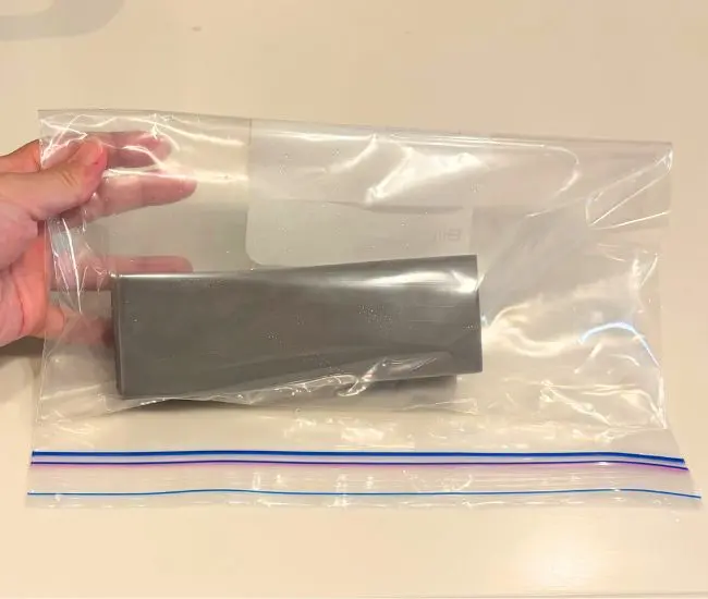 スポンジを保存袋に入れた様子（撮影：grapeライフハック編集部）