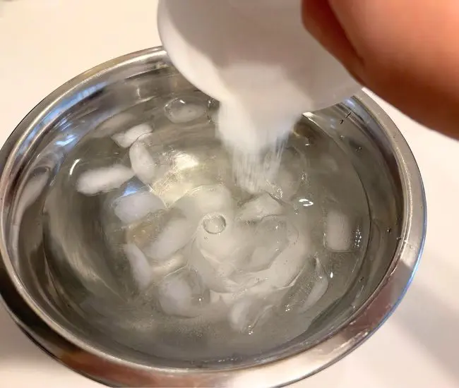 氷水に塩を入れる写真（撮影：grapeライフハック編集部）
