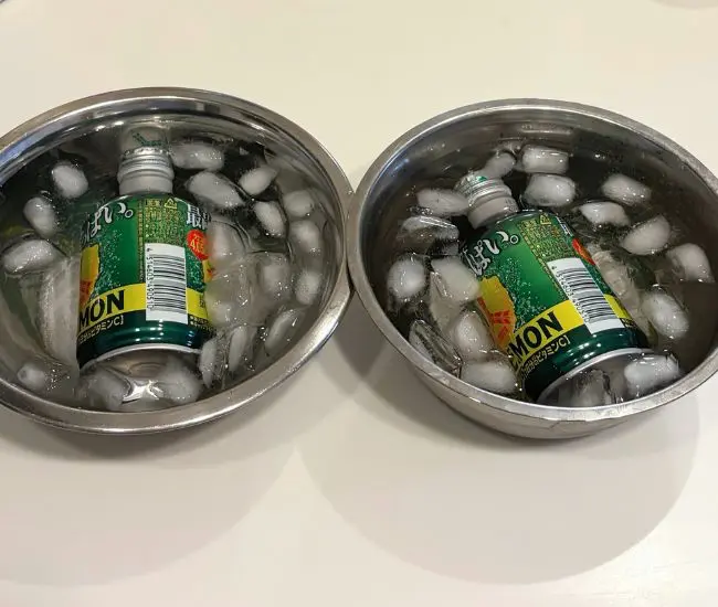 氷水に缶飲料を入れた写真（撮影：grapeライフハック編集部）