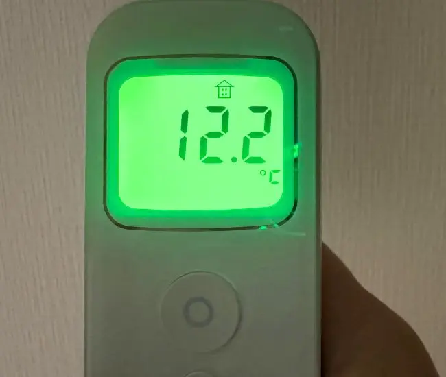 12.2℃を表示した温度計の写真（撮影：grapeライフハック編集部）