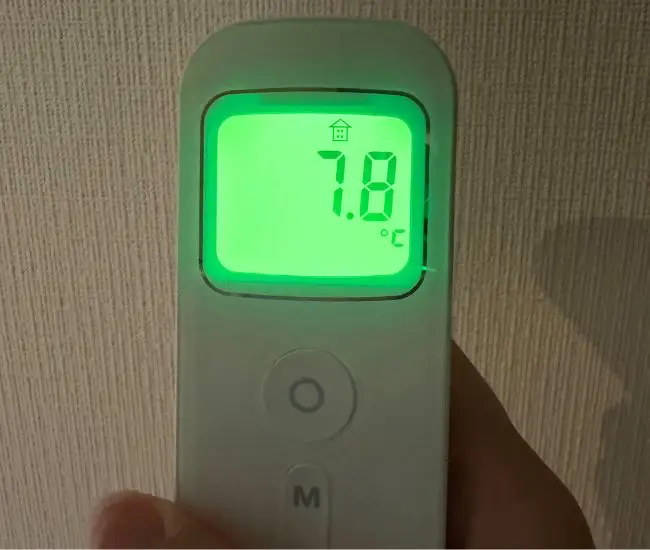 7.8℃を表示した温度計の写真（撮影：grapeライフハック編集部）