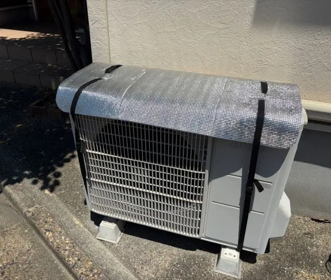 断熱シートを置いた室外機（撮影：grapeライフハック編集部）