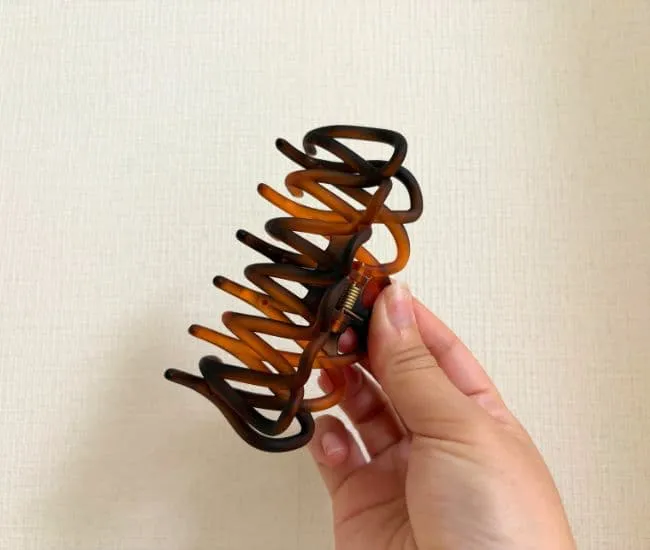 クリップを持っている様子（撮影：grapeライフハック編集部）
