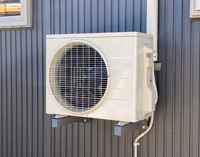 外に設置された室外機