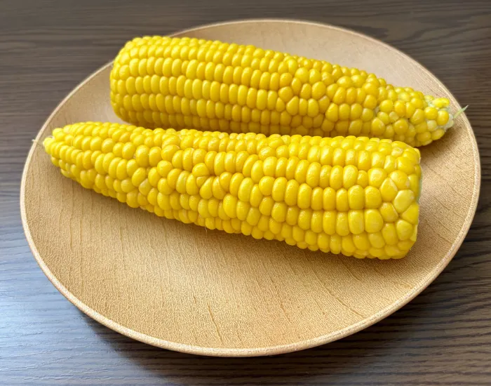 木のお皿にのったトウモロコシ