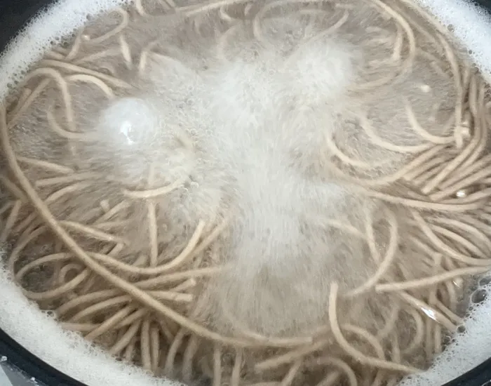そばをゆでている写真