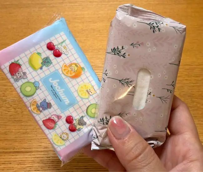 ティッシュとウェットシートを入れる（撮影：grapeライフハック編集部）