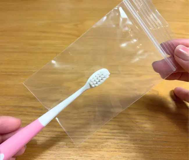 歯ブラシの柄を切り込みから出した写真（撮影：grapeライフハック編集部）