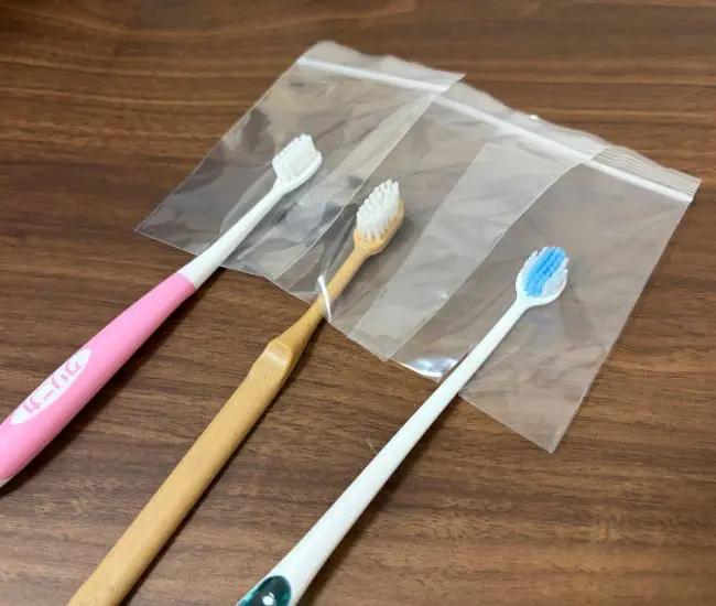 3本の歯ブラシをそれぞれ袋に入れた写真（撮影：grapeライフハック編集部）