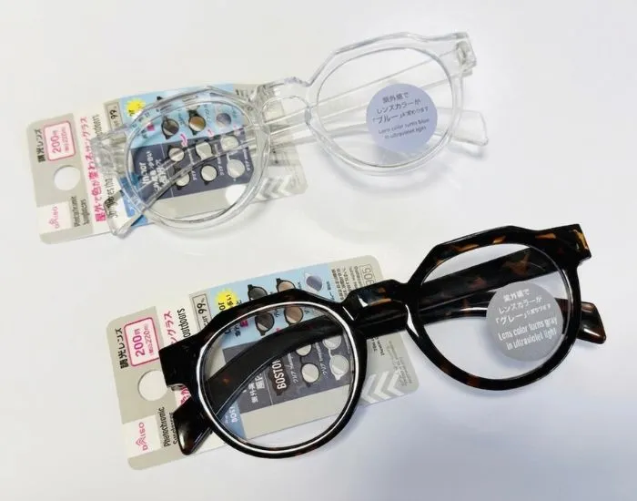 机に置かれた『調光サングラス』（撮影：grapeライフハック編集部）