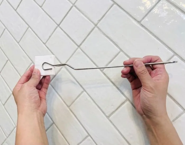 ブラシをセットしたハンドルで便器を掃除している手元（撮影：grapeライフハック編集部）