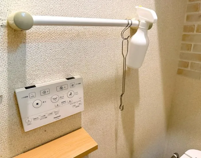 床に直接置かれた一般的なトイレブラシと、フックに掛けられたスリムなハンドルと引きの絵で床がスッキリしている絵（撮影：grapeライフハック編集部）