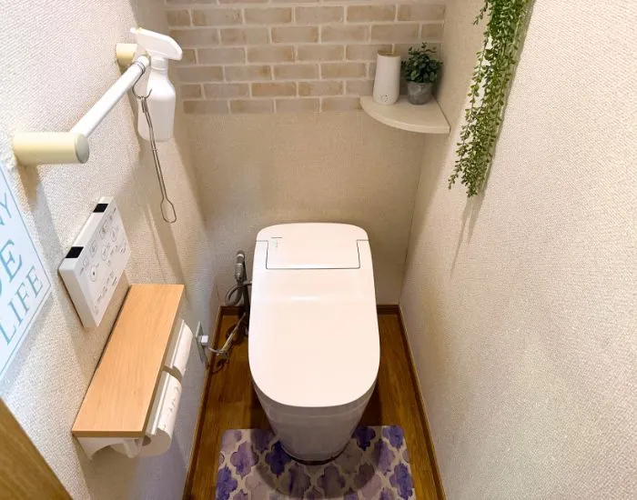 床に直接置かれた一般的なトイレブラシと、フックに掛けられたスリムなハンドルと引きの絵で床がスッキリしている絵（撮影：grapeライフハック編集部）