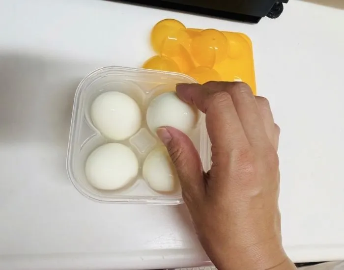 『味付けたまごメーカー』にゆで卵をセットしている様子（撮影：grapeフード編集部）